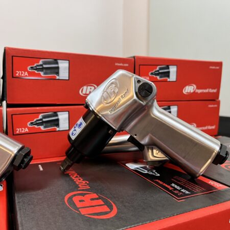 Súng siết bu lông khí nén 3/8 inch 212A của Ingersoll Rand được thiết kế để hỗ trợ hiệu quả trong các công việc sửa chữa và bảo trì xe cộ, kể cả những nhiệm vụ khó khăn nhất