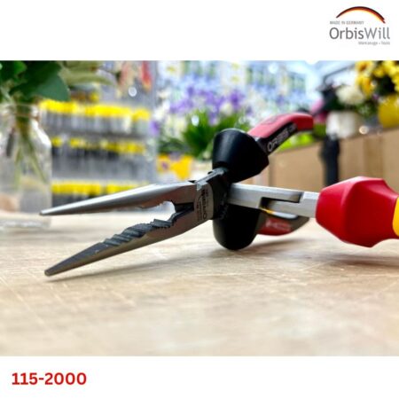 Kìm mỏ nhọn ORBIS 115-2000/26RR heavy-duty, đáp ứng chuẩn DIN ISO 5743. Chiều dài kìm là 200mm (8 inch), trọng lượng 220g. Ứng dụng để kẹp ống, cắt dây cứng và mềm, kẹp tấm trong phạm vi cho phép. Sản xuất tại CHLB Đức. Dòng kềm mũi nhọn này có 6 biến thể cán 2622 – 26RR – 3SM2 – 35RR – 40RV VDE – 44RV VDE Đặc tính kỹ thuật Tay cầm được thiết kế chữ S tối ưu về mặt cầm nắm, có ngấn chống tuột an toàn ở trước. Cán 2 thành phần đỏ – đen chủ đạo, nhựa đen giúp bám tay. Vật liệu kìm bằng thép cao cấp, bề mặt mạ crom mờ. Mũi kìm mỏng và bo tròn, kết hợp với khớp nối đặc biệt giúp truyền lực tốt hơn 30%. Mặt trong lưỡi dạng tròn nhiều kích cỡ có thể kẹp dễ dàng các phôi tròn như ống đồng, ren, cáp mà không làm hỏng chúng. Phần răng cưa dạng 4 điểm giúp độ bám chắc, cải thiện khả năng giữ các bộ phận phẳng. Lưỡi cắt được tôi cứng, chống mài mòn và tăng độ cứng, cắt không để lại dấu. Thông số kỹ thuật Loại đa năng, mũi thẳng, cán bọc nhựa cứng 2 thành phần. Cắt vật liệu mềm MH: Ø2.8mm Cắt vật liệu cứng trung bình H: Ø1.8mm Cắt vật liệu cứng P: Ø1.2mm Chiều dài tổng: 200mm Tiêu chuẩn: DIN ISO 5743 Cán nhựa 2 thành phần đỏ – đen Có ngáng an toàn, chống tuột tay về phía mũi. Vật liệu: thép cao cấp, bề mặt phủ crome si mờ. Trọng lượng: 220g Xuất xứ: Made in Germany.