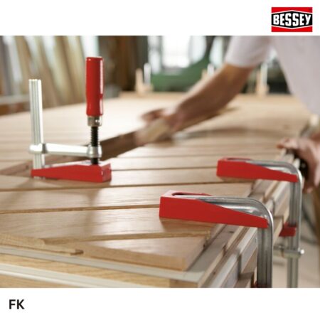 ứng dụng thực tế Cảo chữ F BESSEY FK ngàm kẹp nhựa có diện tích tiếp xúc lớn