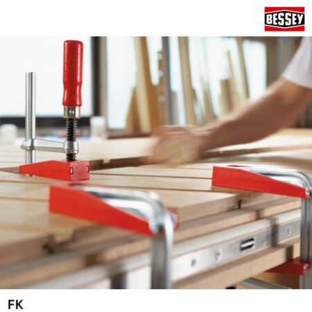 Ứng dụng Cảo chữ F BESSEY FK ngàm kẹp nhựa có diện tích tiếp xúc lớn