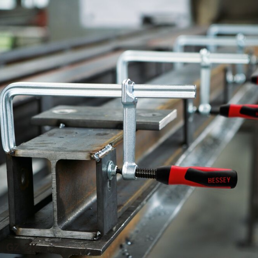 ứng dụng thực tế Cảo chữ F tay vặn nhựa 2 thành phần BESSEY GZ-2K lực 6000N