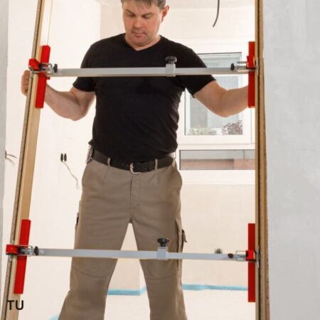 ứng dụng thực tế Kẹp BESSEY TU lắp đặt khung cửa dài điều chỉnh 565-1010mm