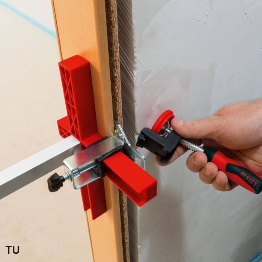 ứng dụng Kẹp BESSEY TU lắp đặt khung cửa dài điều chỉnh 565-1010mm