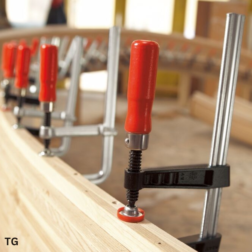 ứng dụng Cảo chữ F ngàm bằng gang, màu đen với cán gỗ, Bessey TG