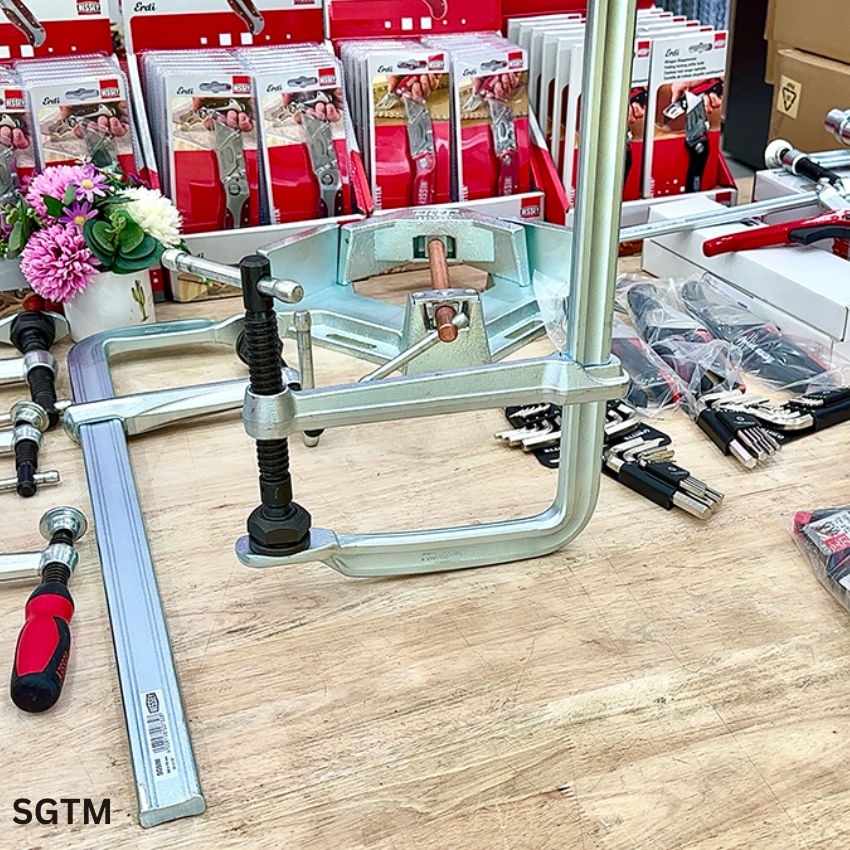 ảnh thực tế Cảo chữ F với ngàm kẹp sâu, má kẹp nghiêng 35 độ BESSEY SGTM