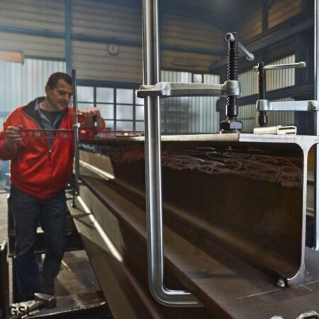 ứng dụng thực tế Kẹp phôi hàn cho thi công kết cấu kim loại BESSEY GSL